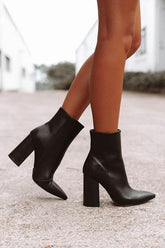 Stiefel mit spitzer Zehenpartie und hohem Absatz